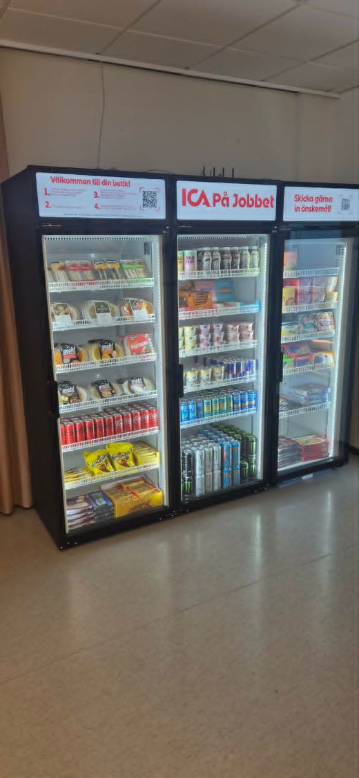 Tre fyllda varuskåp i personalrum